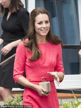 组图：凯特王妃粉裙优雅 蹲地与小粉丝亲密交流