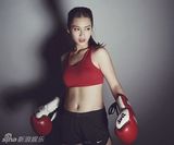 组图：盘点各地武术奇女子：徒手劈砖 以头碎瓦