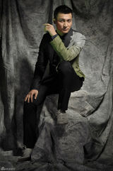 组图：贺刚复古写真大片来袭 坚毅自信气场强大