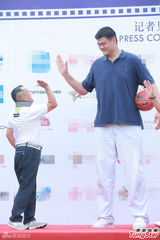 组图：超萌身高差！曾志伟与姚明同台变小矮人