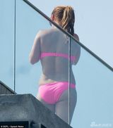 组图：英格兰队宾馆裸女比基尼香艳随处可见