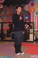 组图：欧弟否认先有喜后婚 登记随意像谈公事