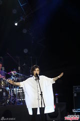 组图：刘思涵白衬衫酷帅开唱 回娘家谢粉丝