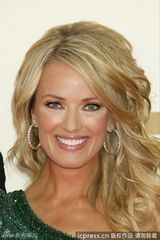 组图：艾美奖红毯 布鲁克-安德森闪片礼服绿野仙踪