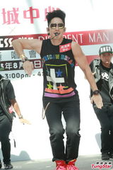 组图：吴建豪盼红馆开唱 签唱与粉丝亲密互动