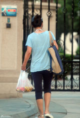 组图：马雅舒挺大肚独自逛超市 路边买水果