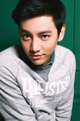 组图：徐可写真帅气来袭 彰显大男孩青春个性