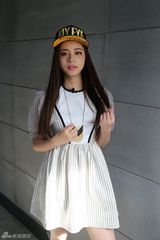 组图：朱婧展示时尚春装 百变造型活力四射