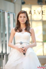 组图：吴千语低胸雪白婚纱现身 气质优雅