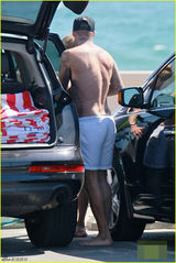 组图：小贝(贝克汉姆)穿白短裤逛海滩 湿身尽显匀称胸腹