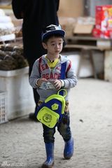 组图：萌娃独自出任务集市砍价 爸爸变装成妖怪