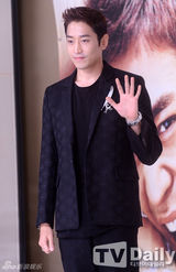 组图：韩星郑有美出席发布会 长裙显优雅