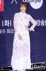 组图：少女时代TTS出席活动 泰妍透视装露玉背