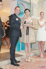 组图：陈法拉意外弄伤颈椎 未遇到追求者