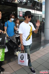 组图：韩团CNBLUE来台 郑容和香蕉T恤抢眼