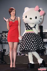 组图：陈珊妮见Kitty忘情卖萌
