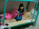 组图：宿舍女生一字马走红网络 美女争相挑战