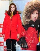 组图：孔孝真休闲装出席品牌活动 笑容明朗