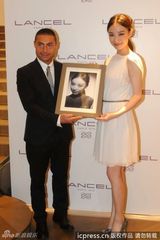 组图：倪妮白裙代言气质优雅宛若女神