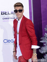 组图：比伯捧场《信仰比伯》首映 当众献吻妈妈