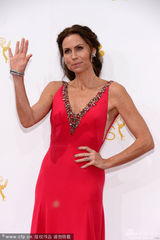 组图：艾美奖红毯 女星明妮-德瑞弗穿红裙现身