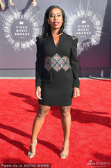 组图：阿杜巴紧身黑裙亮相 皱纹、牙缝尽显不堪