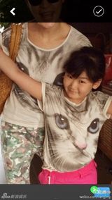 组图：梁静女儿眉眼酷似管虎 与妈妈亲子装卖萌