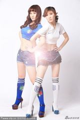 组图：足球宝贝底裤走光上演抢镜争夺战