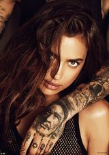 组图：C罗女友伊莲娜时装写真 与纹身男模缠绵