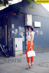 组图：唐艺昕怀旧街道悠然街拍时尚百变