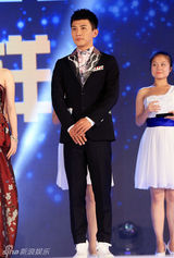 组图：何炅叶璇许茹芸等群星出席时尚盛典