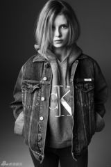 组图：凯特莫斯16岁妹妹露脐装代言个性十足