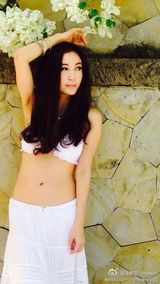 组图：48岁温碧霞巴厘岛秀身材 穿白裙依旧女神