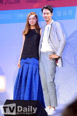 组图：赵寅成孔孝真深情对视 浪漫甜蜜