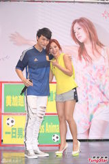 组图：丁当签唱会淋雨会粉丝 严爵贴心送内衣