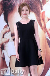 组图：韩星郑有美出席发布会 长裙显优雅