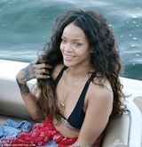 组图：蕾哈娜曝性感度假照 比基尼遮胸露八字奶