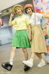 组图：日本双胞胎模特走红 面孔精致似洋娃娃