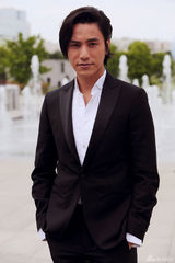 组图：陈坤亮相巴黎时装周 入乡随俗发型浪漫