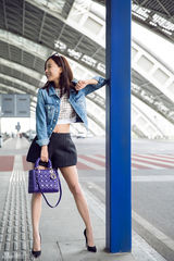 组图：王珞丹夏日街拍曝光 笑容明朗青春浪漫