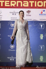 组图：巩俐现身红毯 透视蕾丝裙高贵大气尽显