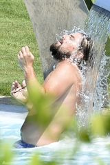 组图：莱昂纳多扭肥腰戏猛男 无需PS也看醉了