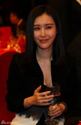 组图：田朴珺戴鸽子蛋秀乳沟 疑与王石结婚