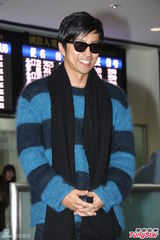 组图：日星大泽隆夫帅气抵台 握手签名来者不拒