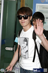 组图：神话组合六成员亮相机场 将赴台开演唱会