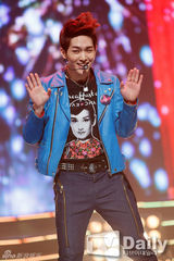 组图：神话新曲夺冠吻奖杯 SHINee钟铉银发回归