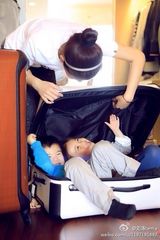 组图：刘涛赤脚在家收拾行李 儿女调皮钻行李箱