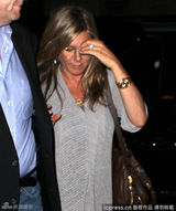 组图：安妮斯顿素颜亮相 秀鸽子蛋婚期将近