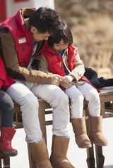 组图：《爸爸去哪儿》抓泥鳅 萌娃瞬间变泥孩儿