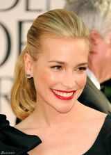 高清图：派波-普拉伯复古红唇绽放笑容